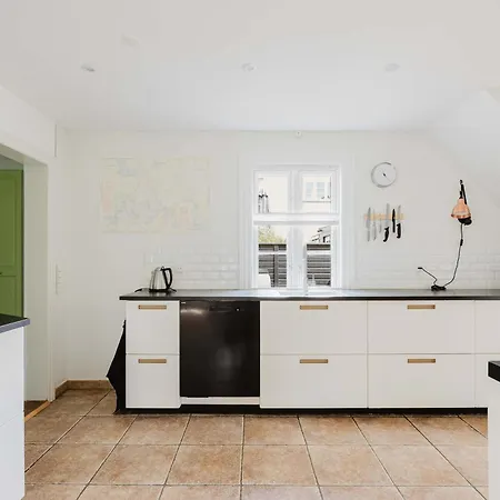 Private House Close To Center بيت للعطل